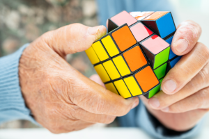 Esercizi di stimolazione cognitiva: come allenare la mente a casa